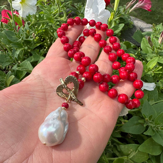 Collier en corail de bambou rouge et perles baroques blanches, plaqué or et bronze doré, 47 cm