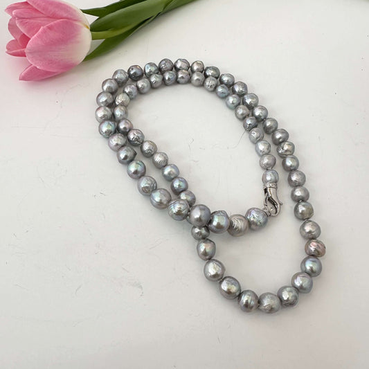 Grey Edison Baroque Pearl Necklace – Convertible Y Style with soft silver-grey and luminous overtones.