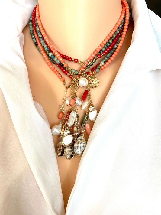 Collier de corail rouge avec un petit coquillage et un pendentif en perle