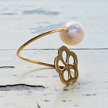 Load image into Gallery viewer, Solid Gold 18K Minimalist Flower Pearl Ring
