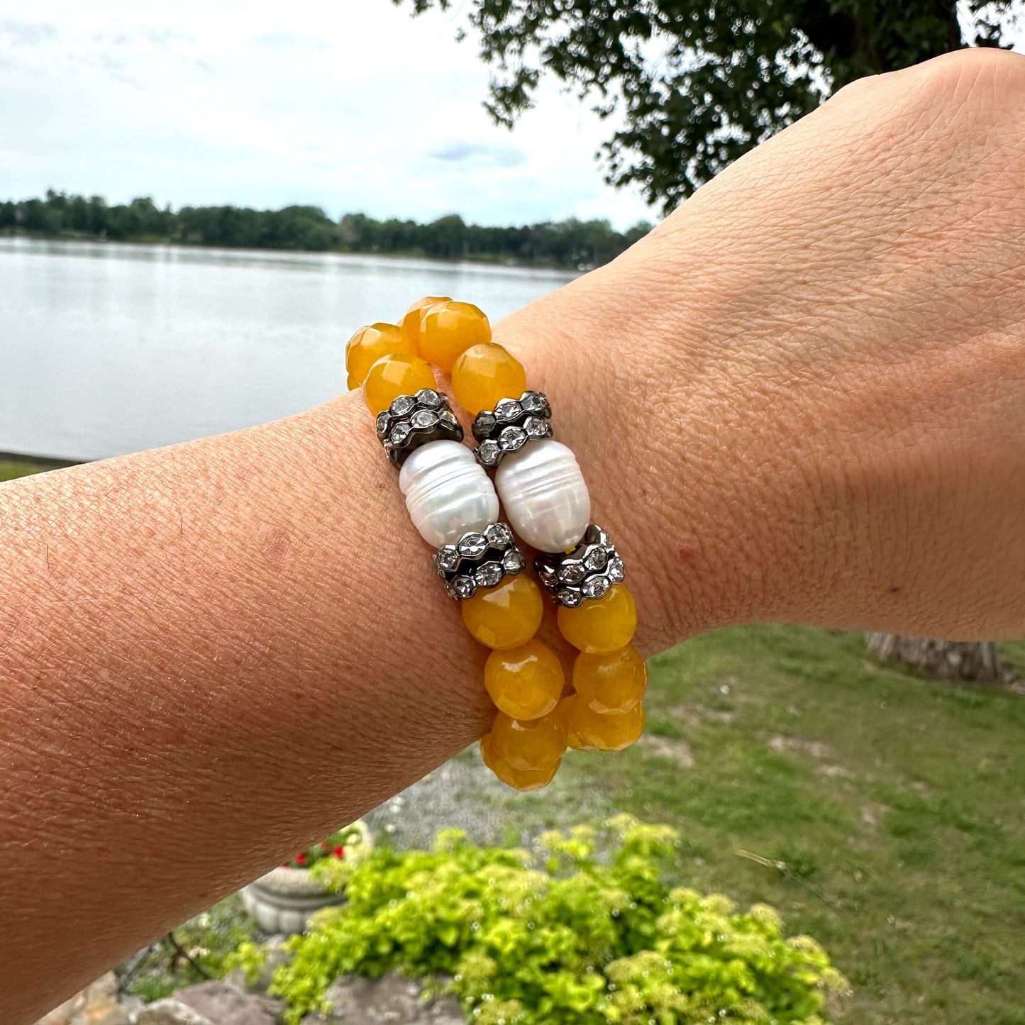 Yellow jade pearl bracelet – stretch design handmade, showcasing yellow jade beads and freshwater pearls.