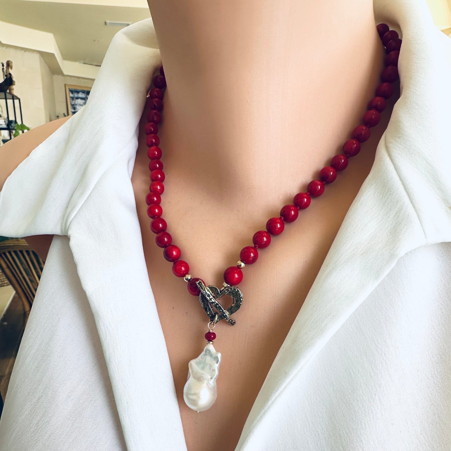 Collier en corail de bambou rouge et perles baroques blanches, plaqué or et bronze doré, 47 cm