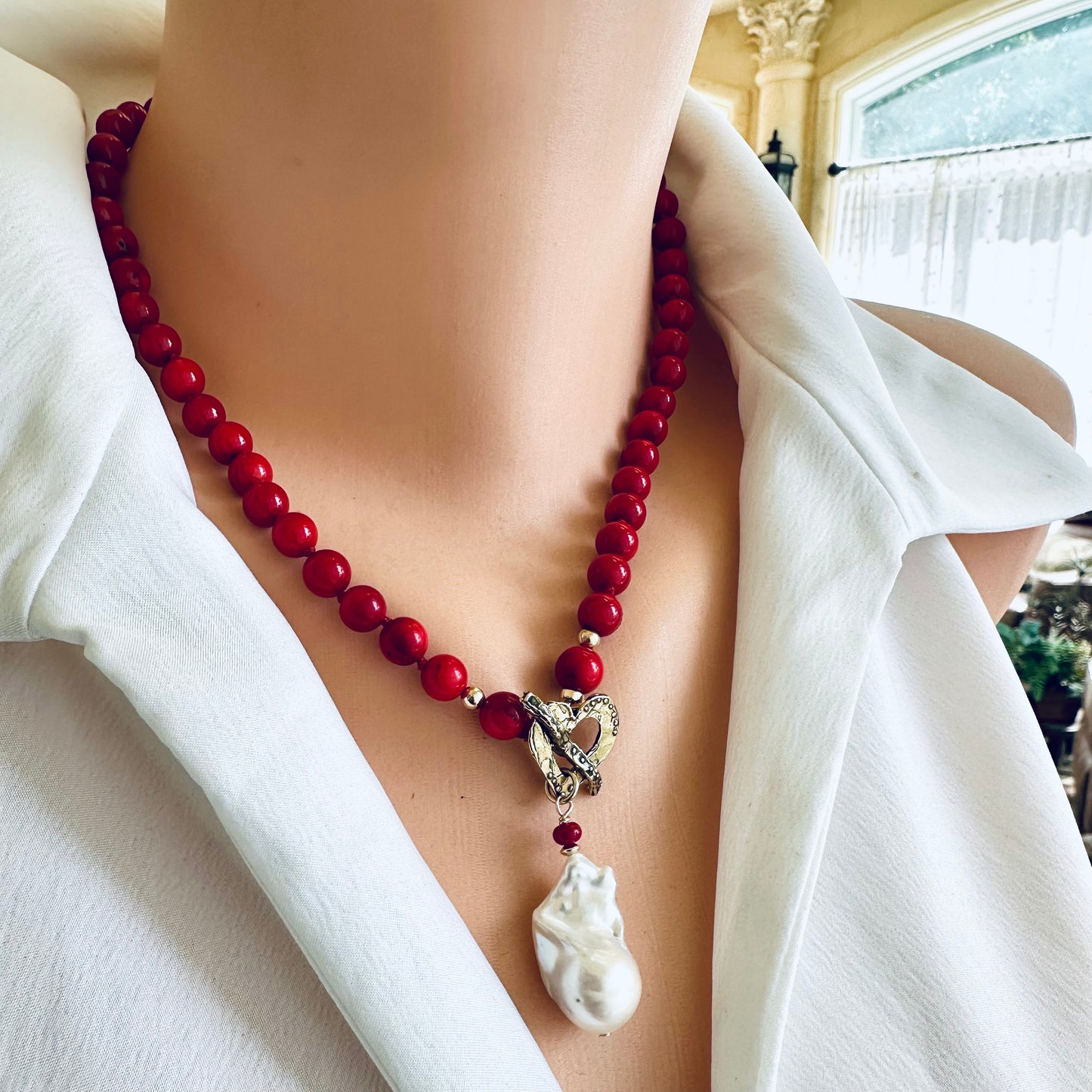Collier en corail de bambou rouge et perles baroques blanches, plaqué or et bronze doré, 47 cm