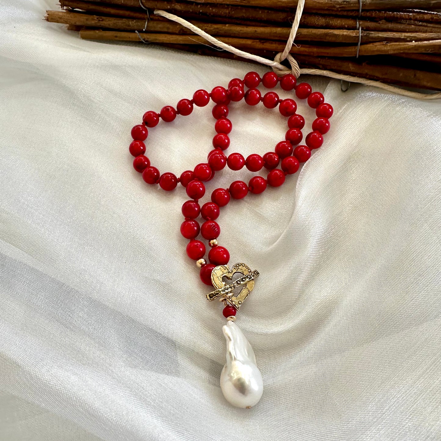 Collier en corail de bambou rouge et perles baroques blanches, plaqué or et bronze doré, 47 cm