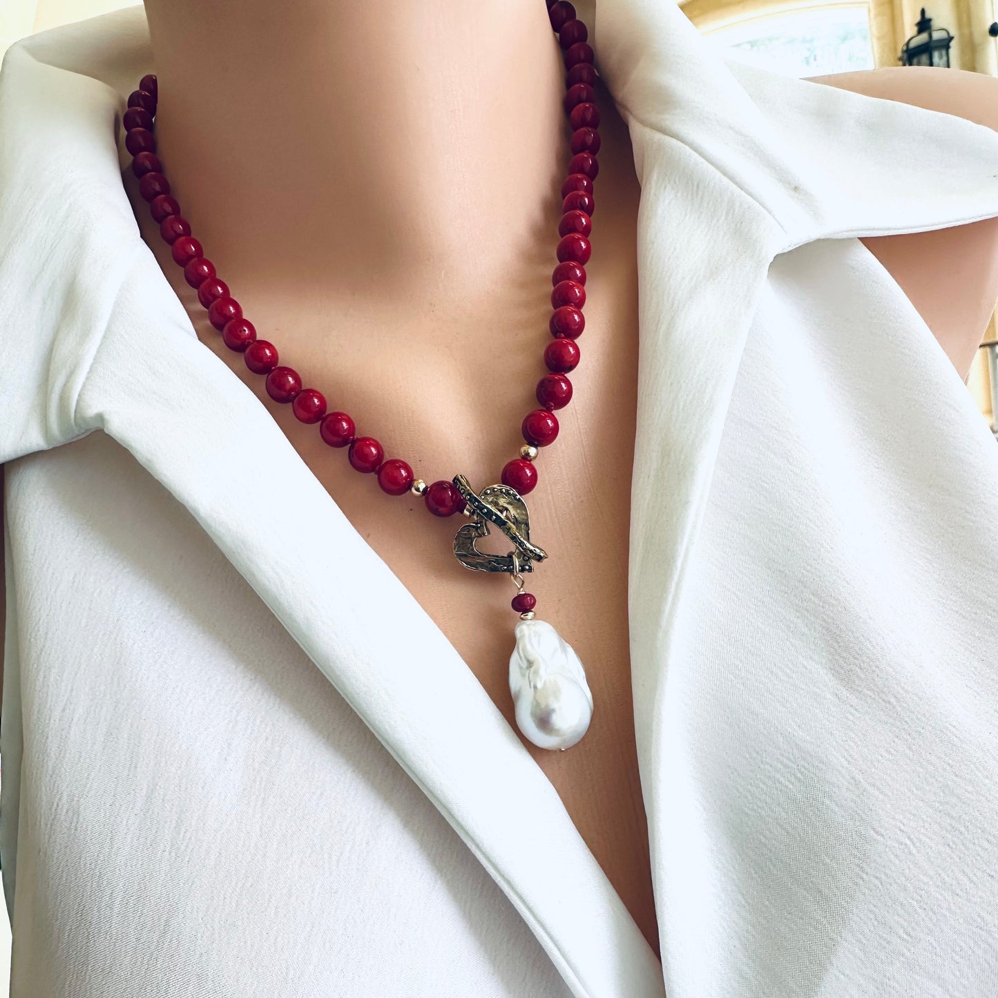 Collier en corail de bambou rouge et perles baroques blanches, plaqué or et bronze doré, 47 cm