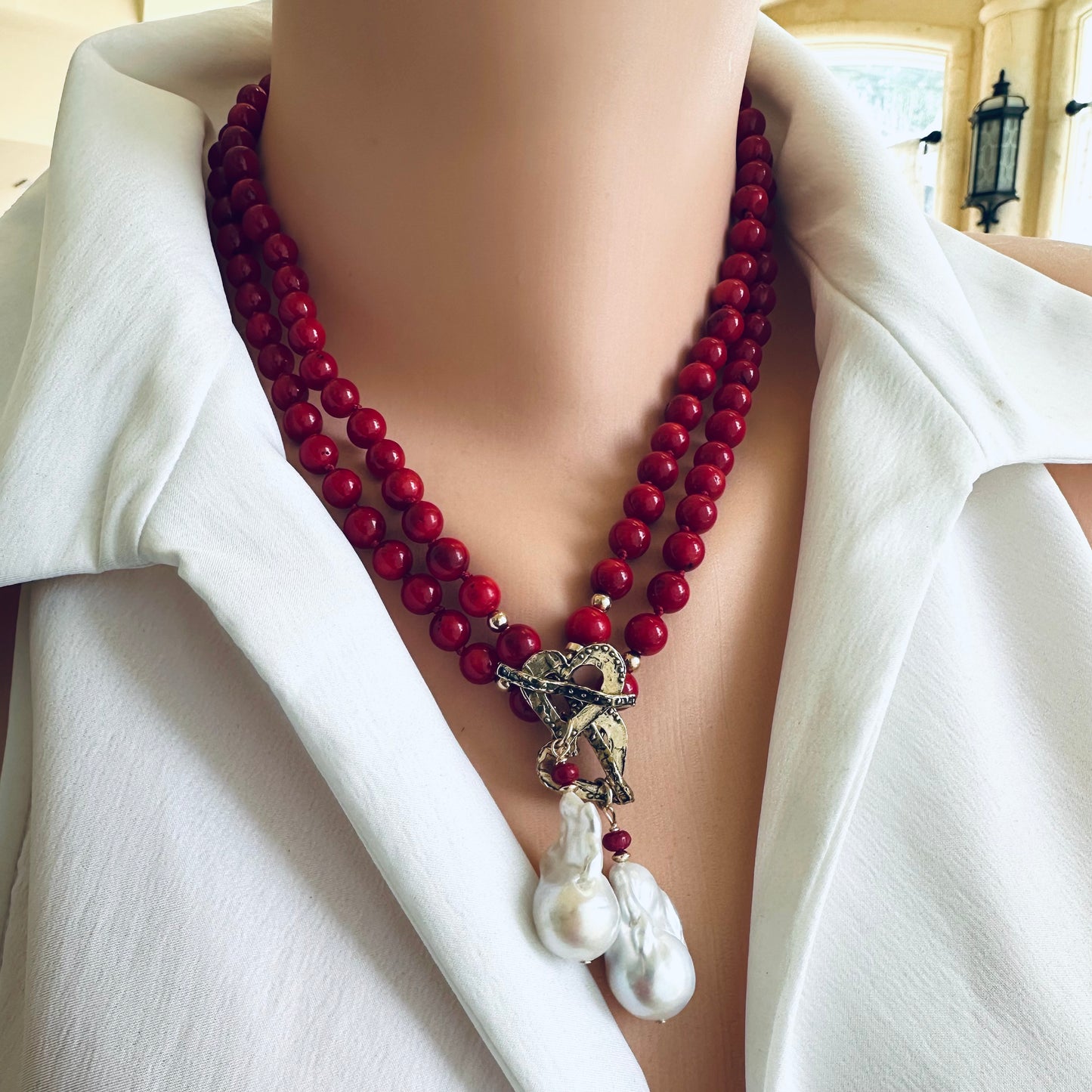 Collier en corail de bambou rouge et perles baroques blanches, plaqué or et bronze doré, 47 cm