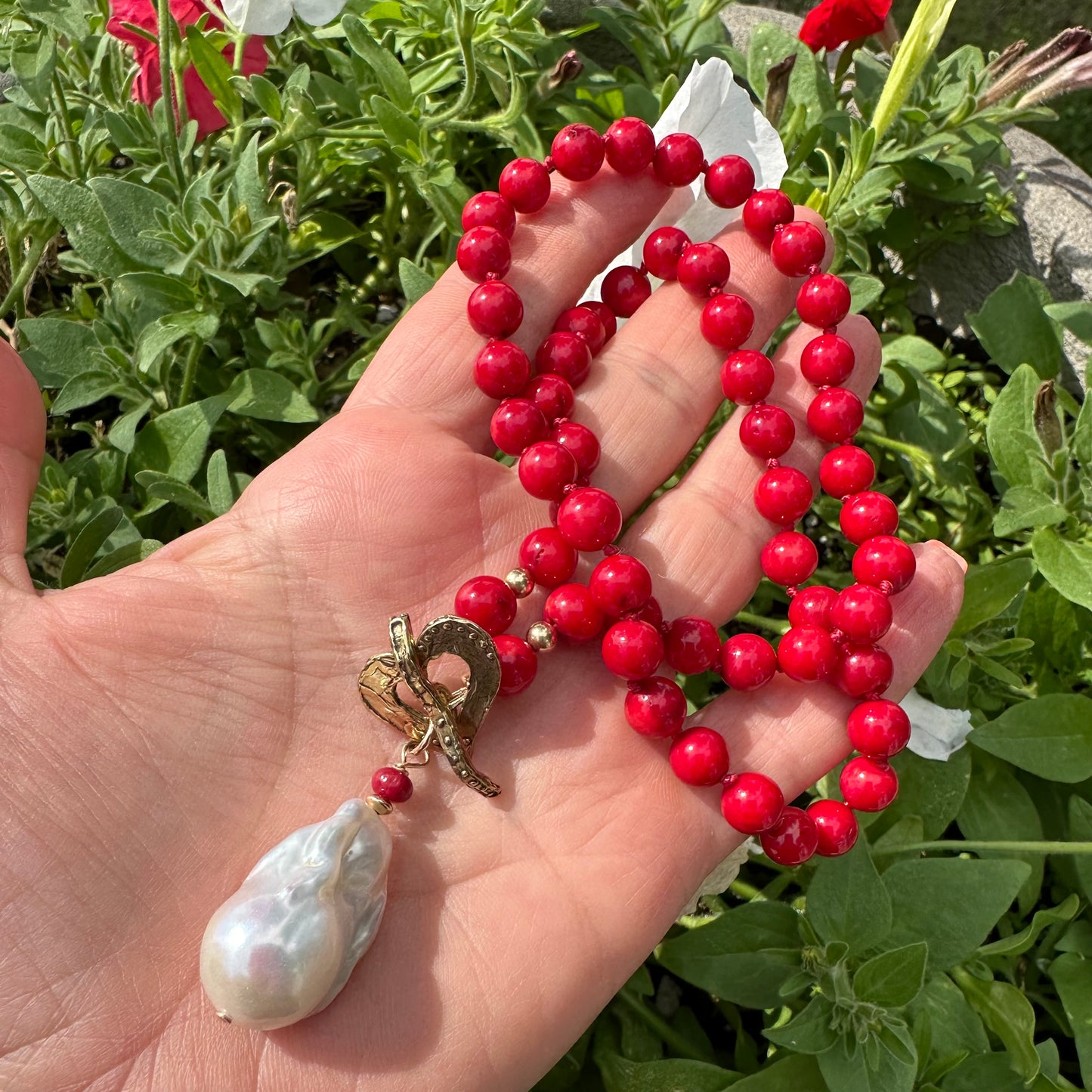 Collier en corail de bambou rouge et perles baroques blanches, plaqué or et bronze doré, 47 cm