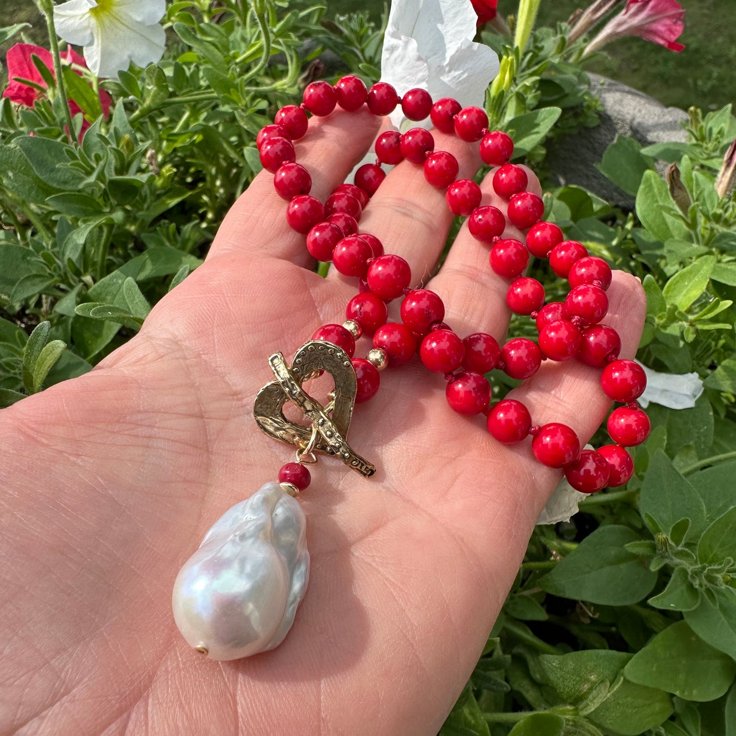 Collier en corail de bambou rouge et perles baroques blanches, plaqué or et bronze doré, 47 cm