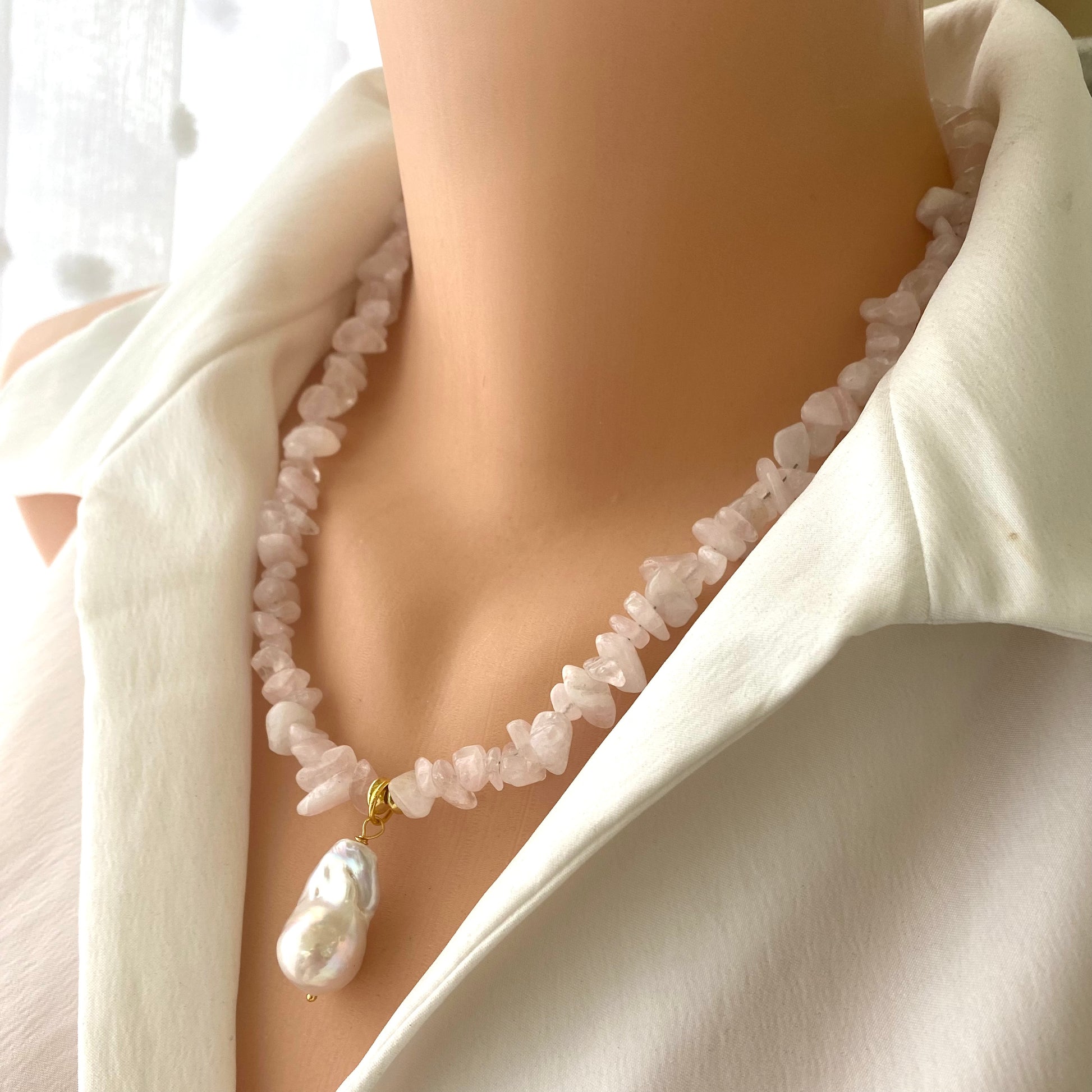 Rose quartz baroque pearl necklace featuring smooth nugget-shaped beads and a luminous Baroque pearl pendant.