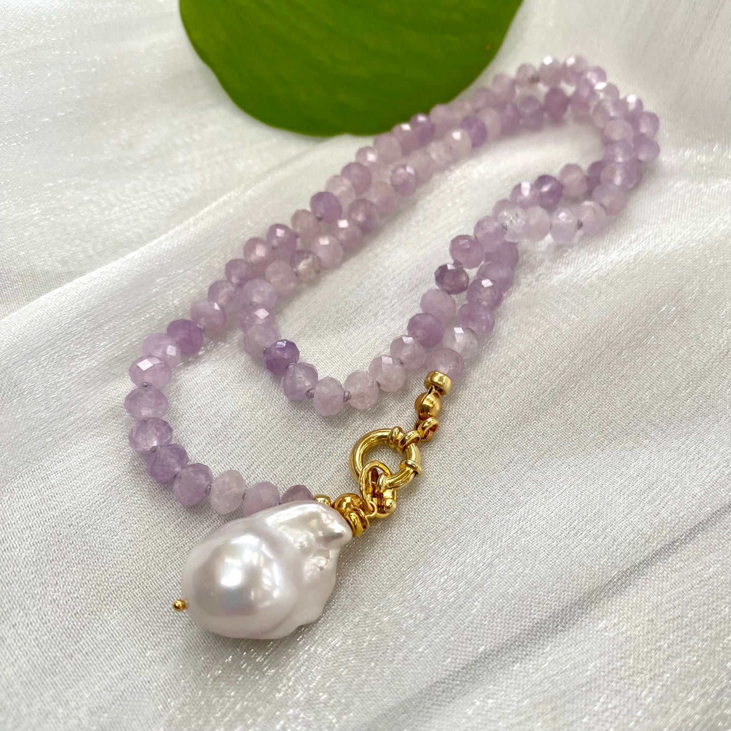 Lavender amethyst baroque pearl necklace featuring light-purple Amethyst beads and a luminous Baroque pearl pendant.