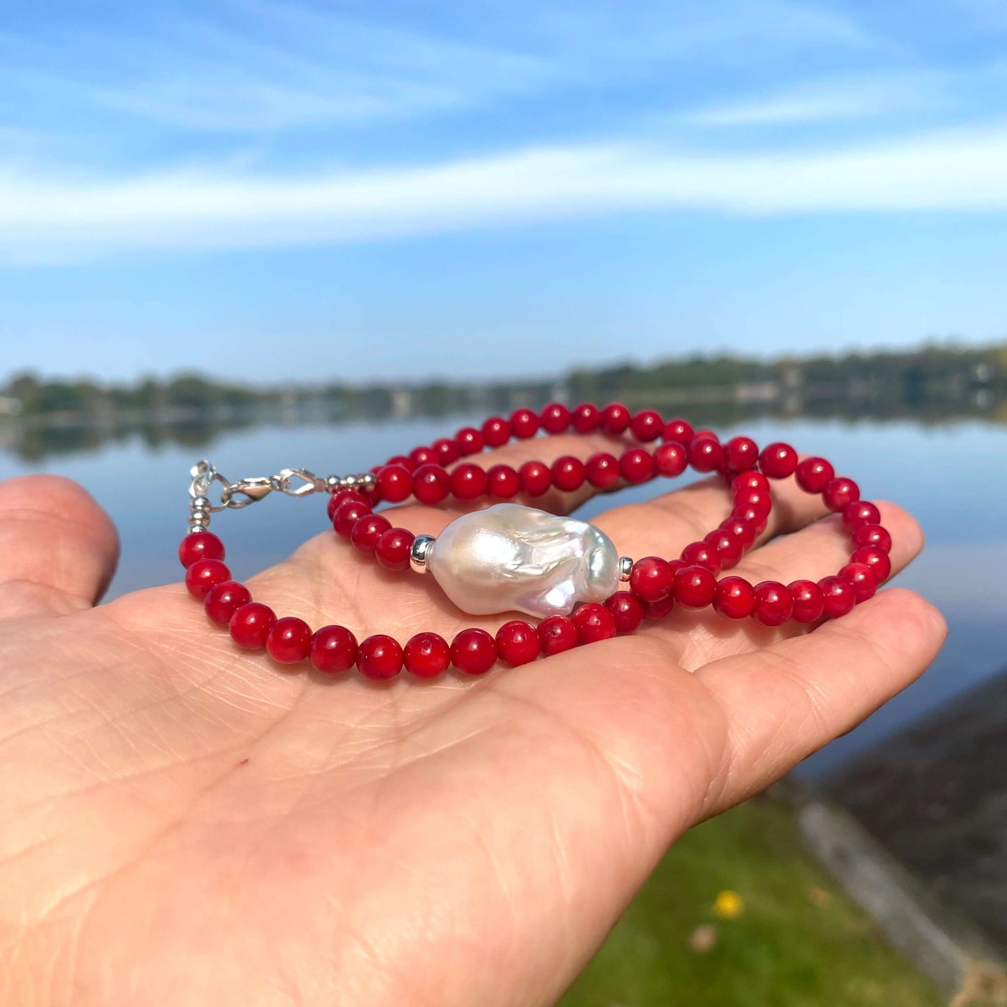 Collier court en corail rouge avec perles baroques naturelles et détails en argent sterling, 45,7 cm