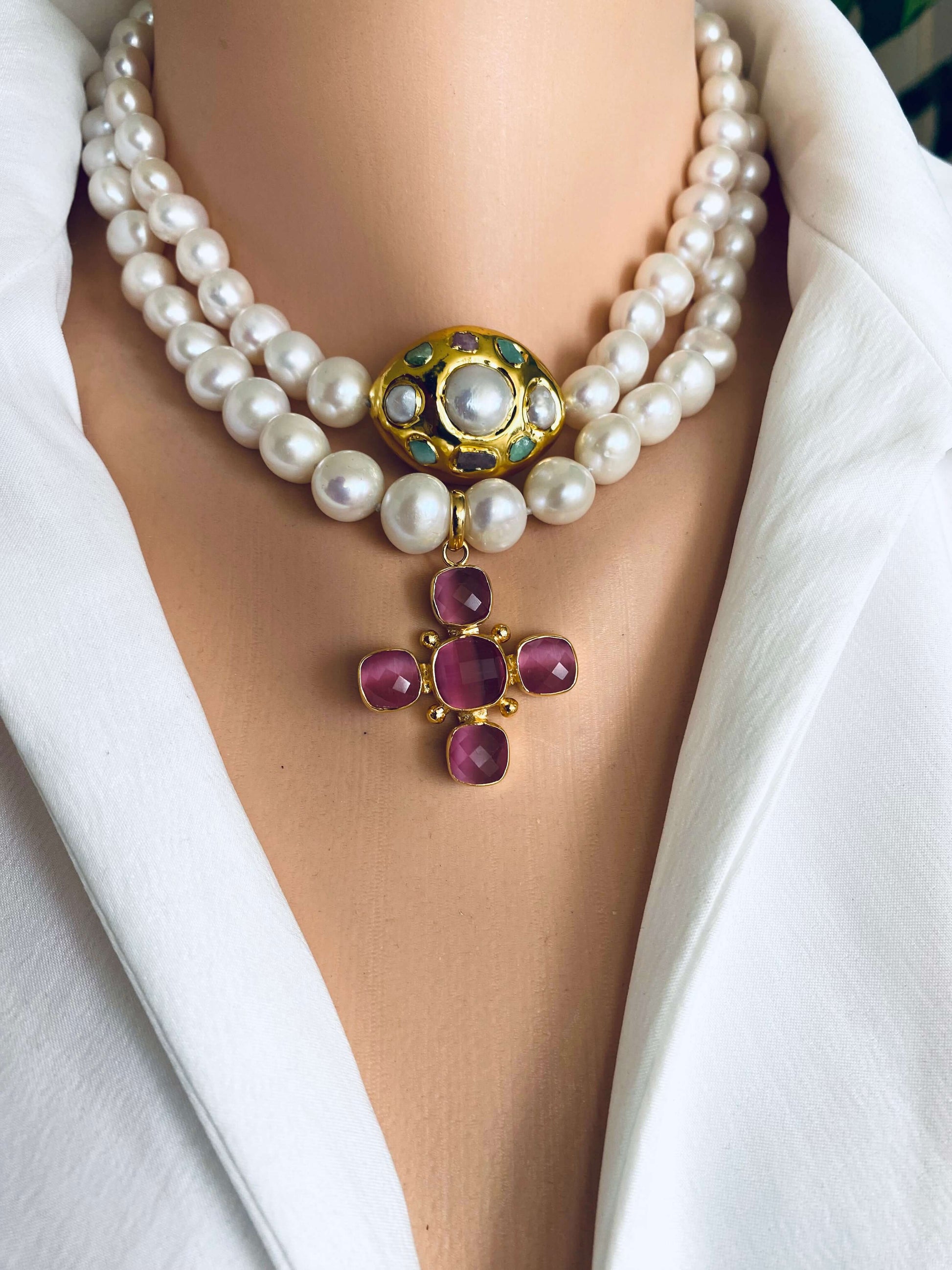 White pearl necklace with gold accent featuring freshwater pearls and a decorative focal point.