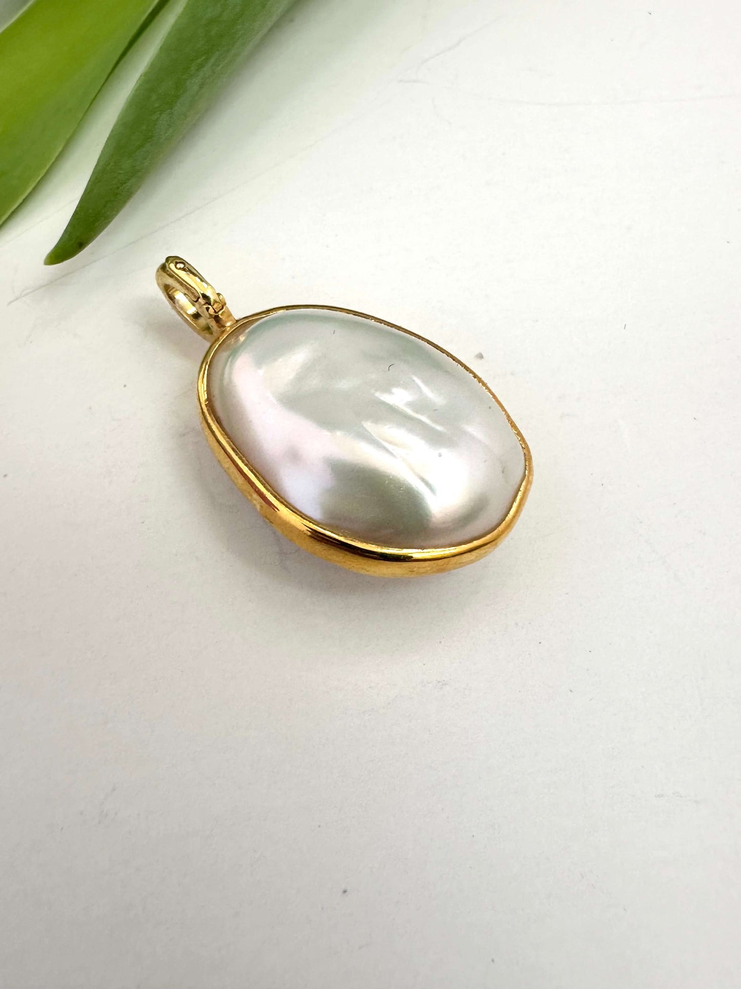 Baroque pearl pendant in gold vermeil with luminous freshwater pearl charm, showcasing an organic shape.